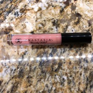 Anastasia Beverly Hills lipgloss in shade dainty